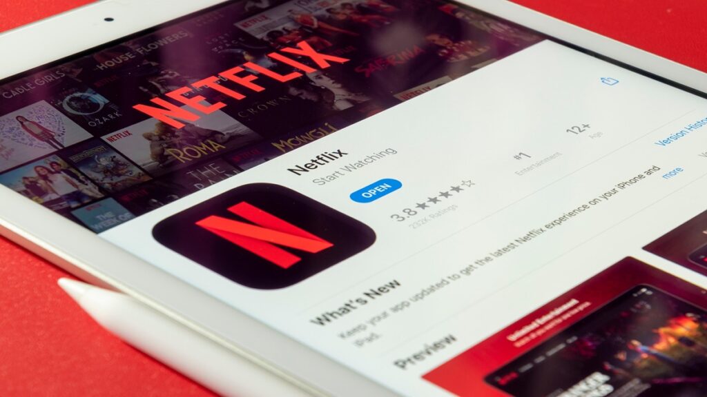 imagem de um tablete com netflix sendo instalada